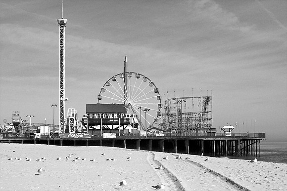 2-07 057 FUNTOWN-2436BW